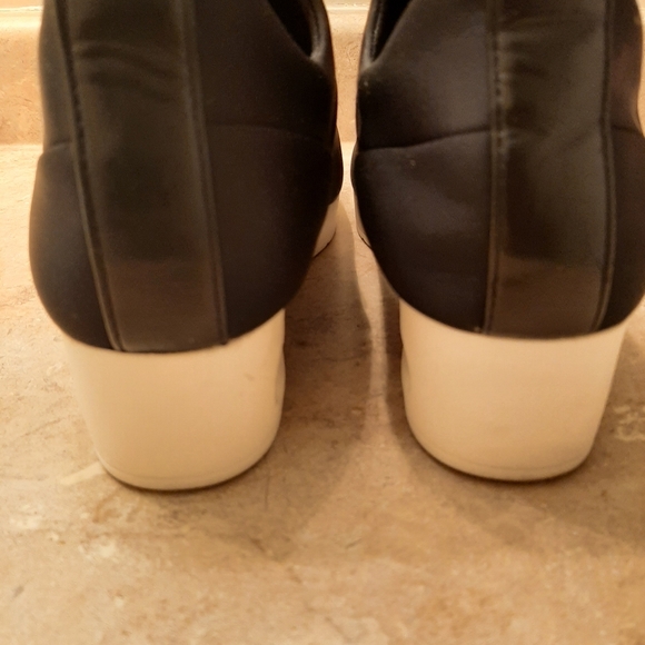 DKNY Slip-on Sneakers - Picture 4 of 4